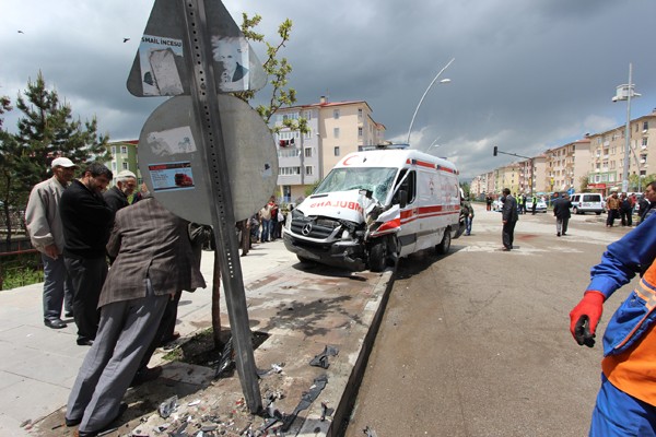 DADAŞKENT'TE TRAFİK KAZASI : 4 YARALI