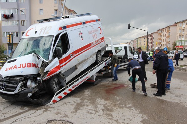 DADAŞKENT'TE TRAFİK KAZASI : 4 YARALI