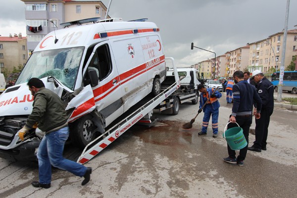 DADAŞKENT'TE TRAFİK KAZASI : 4 YARALI