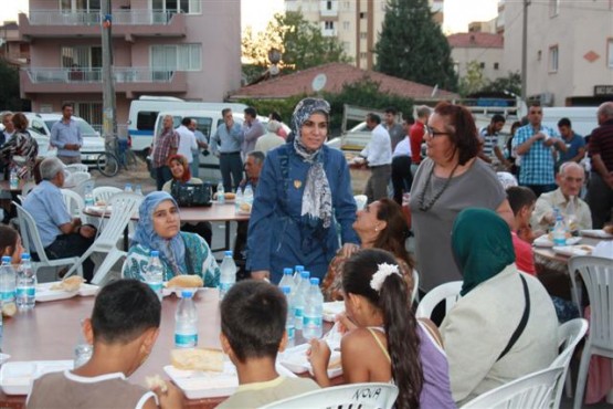 GAZİEMİR'DE 'GÖNÜL SOFRASI'