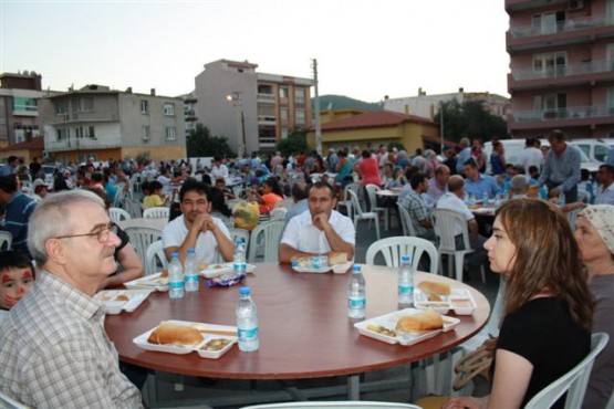 GAZİEMİR'DE 'GÖNÜL SOFRASI'