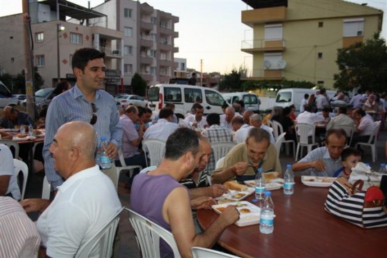 GAZİEMİR'DE 'GÖNÜL SOFRASI'