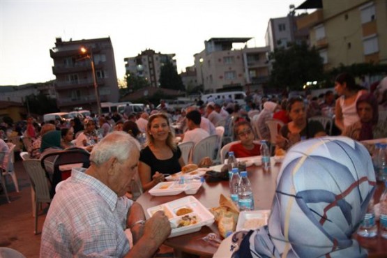 GAZİEMİR'DE 'GÖNÜL SOFRASI'