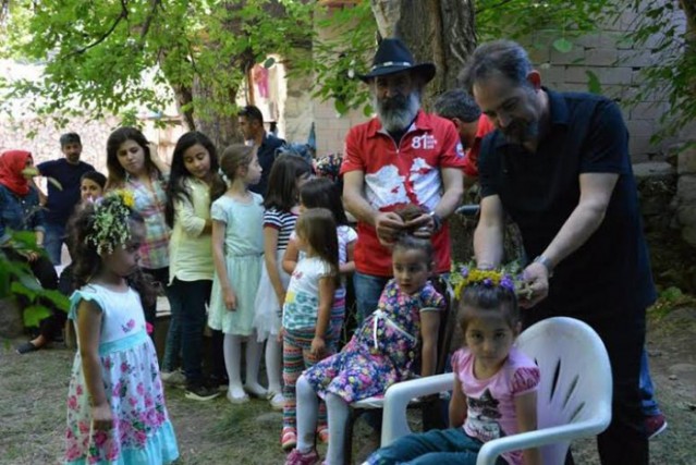 KÖYE DÖNEN KIZLARIN SAÇLARINDA ÇİÇEKLER AÇTI