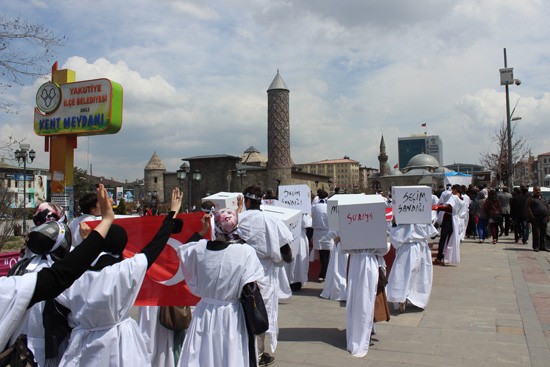 MISIR'DAKİ İDAM KARARLARI, ERZURUM'DA KEFENLERLE PROTESTO EDİLDİ