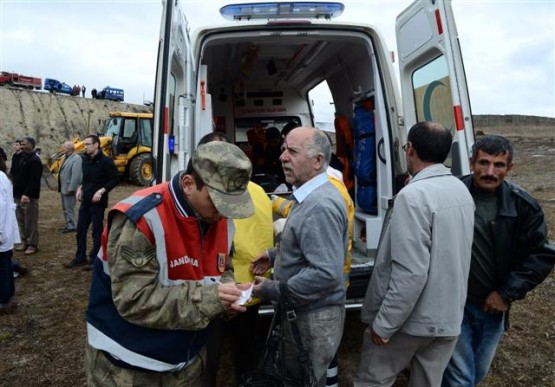 TORTUM'DA KAZA: 4 ÖLÜ, 27 YARALI