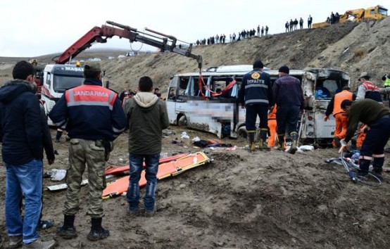 TORTUM'DA KAZA: 4 ÖLÜ, 27 YARALI