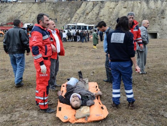 TORTUM'DA KAZA: 4 ÖLÜ, 27 YARALI