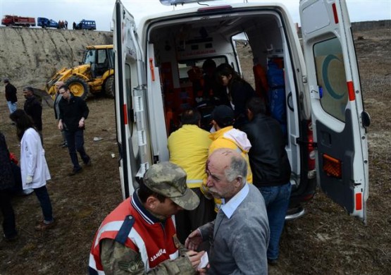 TORTUM'DA KAZA: 4 ÖLÜ, 27 YARALI