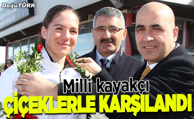 Milli kayakçı çiçeklerle karşılandı