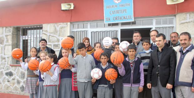 BÜYÜKŞEHİR'DEN OKULLARA SPOR MALZEMESİ YARDIMI