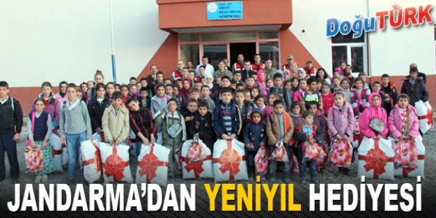 JANDARMA ÖĞRENCİLERE YENİ YIL HEDİYESİ DAĞITTI