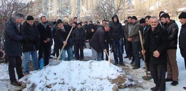 KÖYDEKİ TARLASINI MEZARLIĞA BAĞIŞLADI