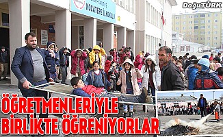 Öğretmenleri ile birlikte yangına müdahaleyi öğreniyorlar