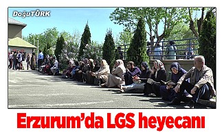 Öğrenciler sınavda aileleri okul bahçesinde ter döktü