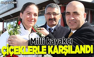 Milli kayakçı çiçeklerle karşılandı