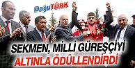 BAŞKAN SEKMEN, MİLLİ GÜREŞÇİYİ ALTINLA ÖDÜLLENDİRDİ