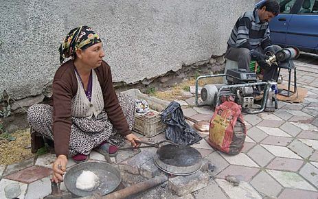 TÜRKİYE'Yİ GEZEREK BAKIR KAPLARI KALAYLIYOR